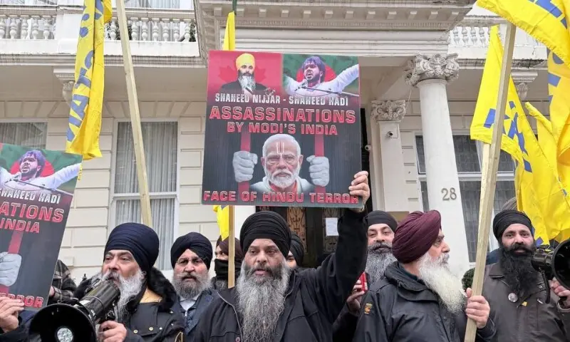 لندن: بنگلہ دیشی سفارتخانے کے باہر ہندو انتہا پسند اور خالصتانی سکھ آمنے سامنے