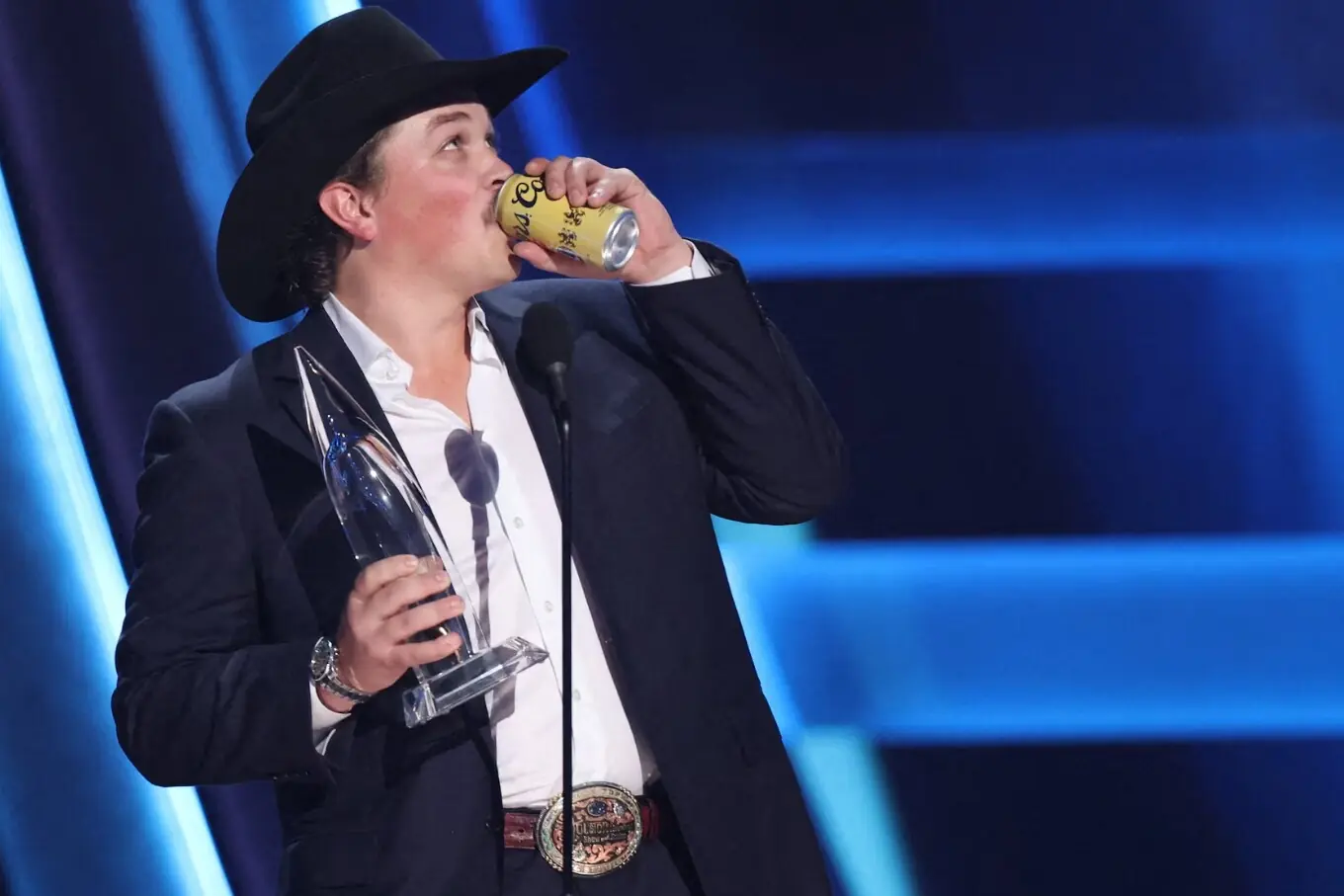 زیک ٹاپ کا نیش وِل میں سال کے نئے آرٹسٹ کا ایوارڈ لیتے ہوئے ایک شاٹ۔ زیک ٹاپ کا نیش وِل میں سال کے نئے آرٹسٹ کا ایوارڈ لیتے ہوئے ایک شاٹ۔