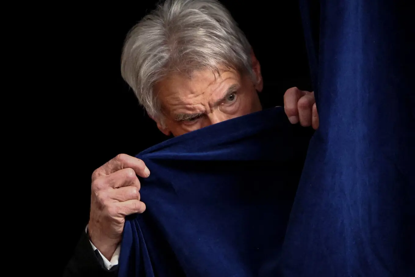 ہیریسن فورڈ لاس اینجلس میں اسکرین ایکٹرز گلڈ ایوارڈز کے دوران پردے کے پیچھے جھانکتے ہوئے۔ ہیریسن فورڈ لاس اینجلس میں اسکرین ایکٹرز گلڈ ایوارڈز کے دوران پردے کے پیچھے جھانکتے ہوئے۔