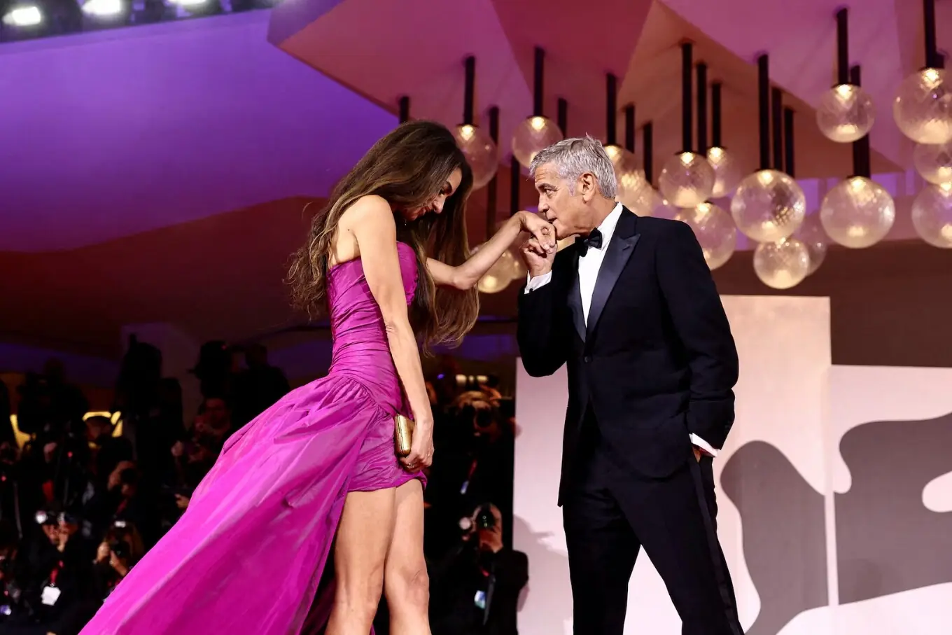 جارج کلونی نے وینس فلم فیسٹیول میں ’جے کیلی‘ کی اسکریننگ پر اپنی بیوی امال کلونی کے ہاتھ پر بوسہ دیا۔ جارج کلونی نے وینس فلم فیسٹیول میں ’جے کیلی‘ کی اسکریننگ پر اپنی بیوی امال کلونی کے ہاتھ پر بوسہ دیا۔