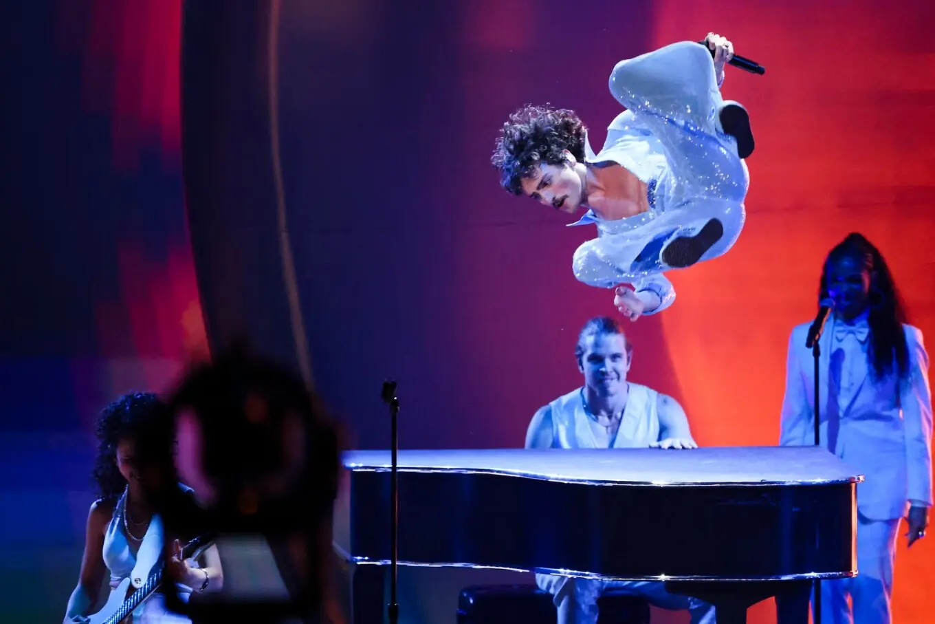 بینسن بون نے گرامی میں پرفارمنس کے دوران بیک فلپ کا ایک خوبصورت شاٹ۔ بینسن بون نے گرامی میں پرفارمنس کے دوران بیک فلپ کا ایک خوبصورت شاٹ۔