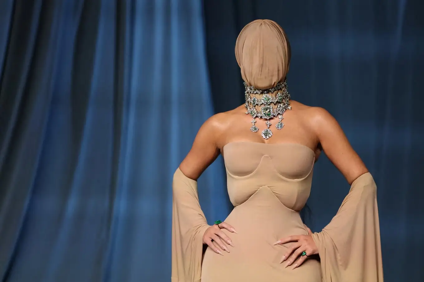 کِم کارداشیان لاس اینجلس کا پانچویں سالانہ اکیڈمی میوزیم گالا میں ایک پوز۔ کِم کارداشیان لاس اینجلس کا پانچویں سالانہ اکیڈمی میوزیم گالا میں ایک پوز۔