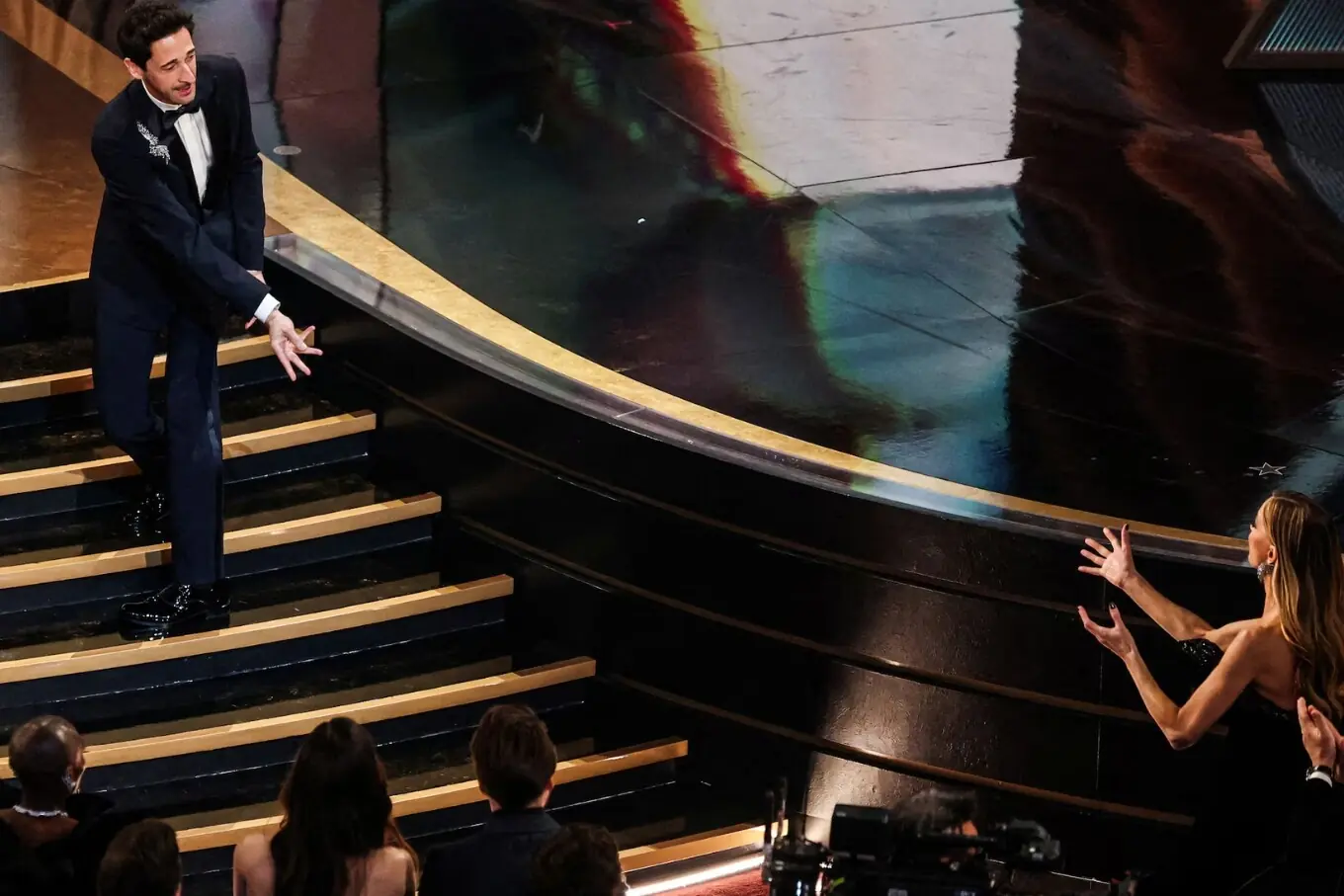 ادریئن بروڈی، اوَسکر جیتنے کے بعد جورجینا چیپ مین کی طرف چیونگم اچھالتے ہوئے۔ ادریئن بروڈی، اوَسکر جیتنے کے بعد جورجینا چیپ مین کی طرف چیونگم اچھالتے ہوئے۔