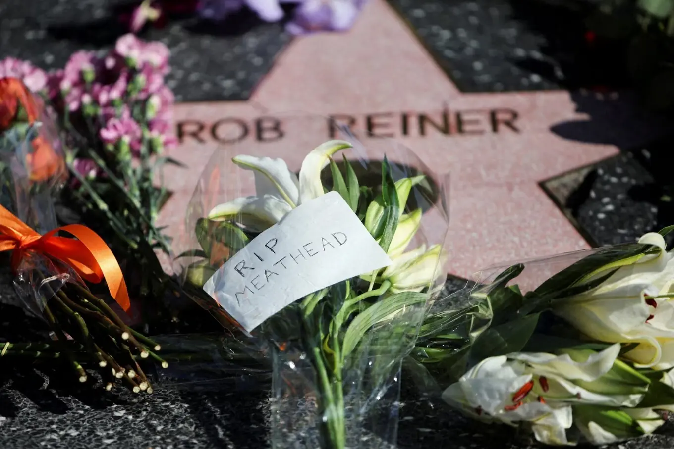 راب رینر اسٹارز کی یاد گار پر پھول اور نوٹ۔ راب رینر اسٹارز کی یاد گار پر پھول اور نوٹ۔