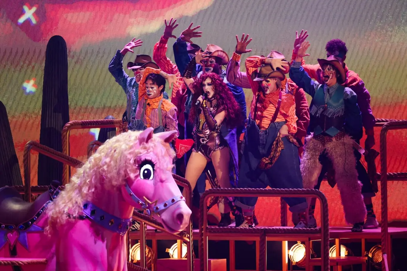 چیپل رُوئن کی گرامی ایوارڈز میں ’پنک پونی کلب‘ پرفارمنس۔ چیپل رُوئن کی گرامی ایوارڈز میں ’پنک پونی کلب‘ پرفارمنس۔