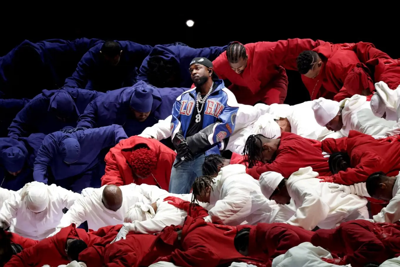 کینڈرک لامار نے سپر باؤل LIX کے ہاف ٹائم شو میں پرفارمنس۔ کینڈرک لامار نے سپر باؤل LIX کے ہاف ٹائم شو میں پرفارمنس۔