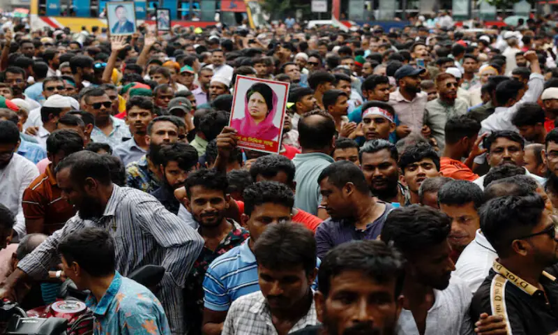 Supporters of the Bangladesh Nationalist Party hold a picture of former prime minister Khaleda Zia at a rally in Dhaka, Bangladesh. – Reuters file Supporters of the Bangladesh Nationalist Party hold a picture of former prime minister Khaleda Zia at a rally in Dhaka, Bangladesh. – Reuters file