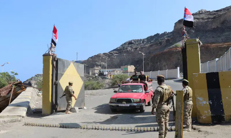 Soldiers loyal to Yemen&rsquo;s separatist Southern Transitional Council stand guard outside the compound of the presidential palace in Aden, Yemen. &ndash; Reuters file