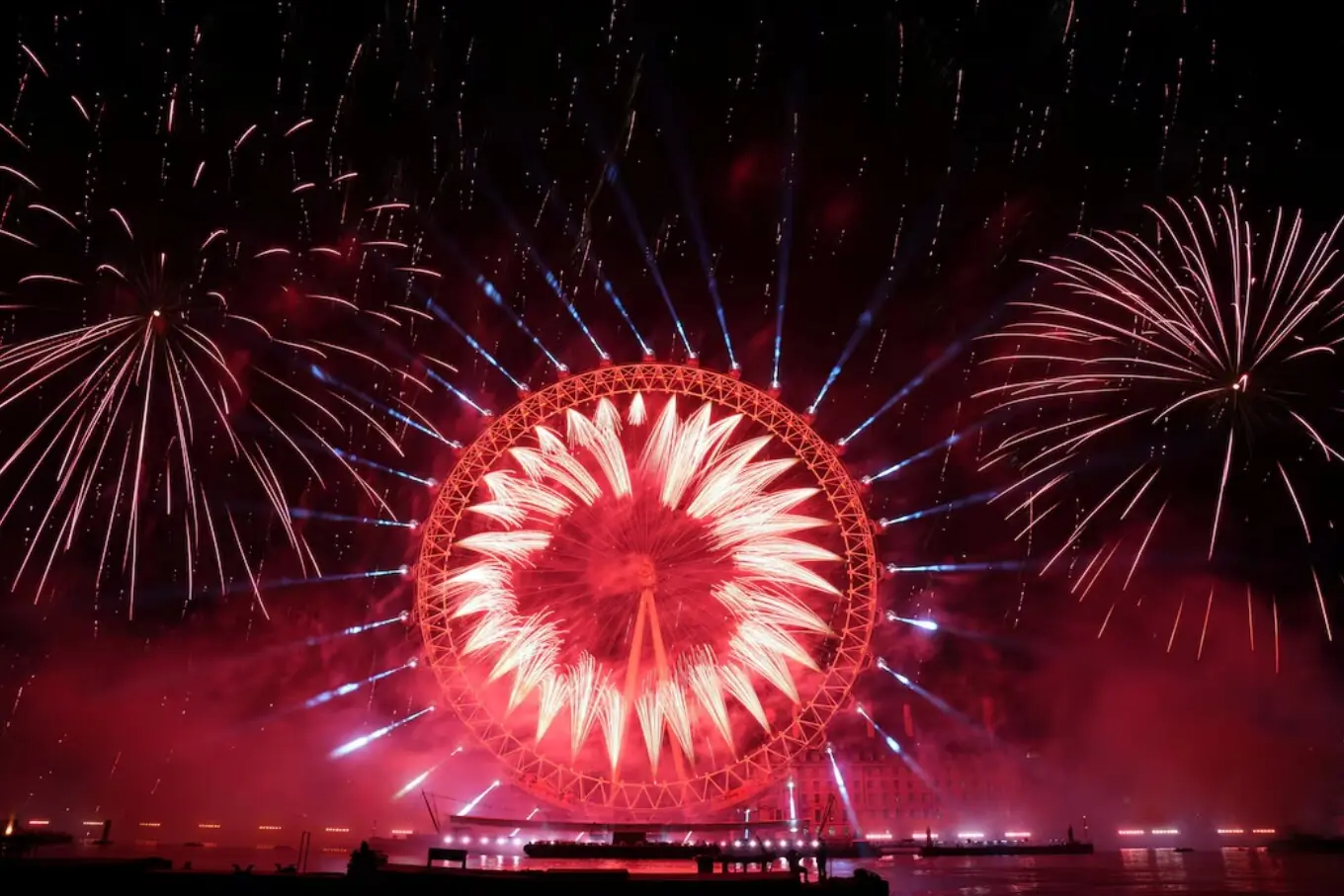 لندن آئی فیرس وہیل کے قریب شاندار آتش بازی کا ایک خوبصورت منظر