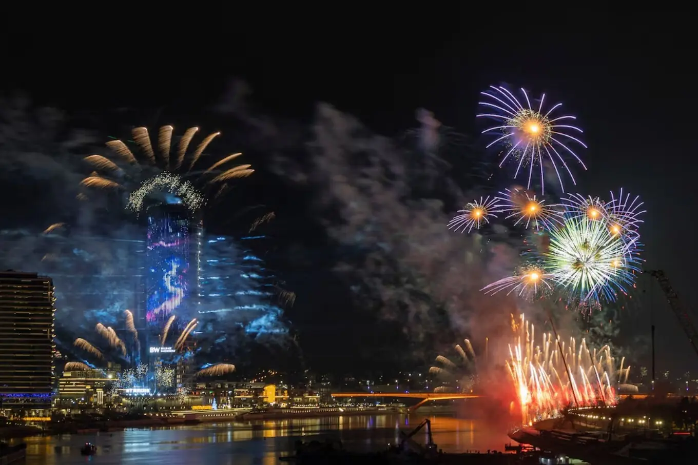 سربیا کے دارالحکومت بیلگریڈ میں نئے سال کی تقریبات کے موقع پر سیوا دریا اور بیلگریڈ واٹر فرنٹ پر آتش بازی