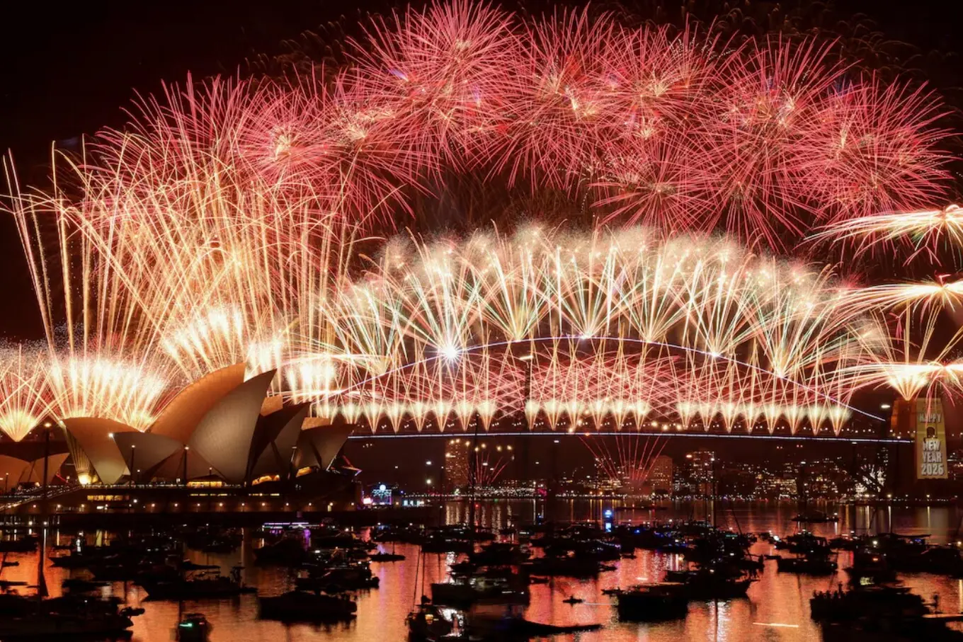 آسٹریلیا کے شہرسڈنی میں نئے سال کے آغاز پر ہاربر برج پر آتش بازی کا شاندار منظر
