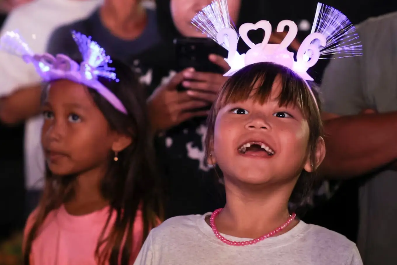 جکارتہ، انڈونیشیا میں بچے &rsquo;2026&lsquo; کے ہیڈ بینڈ پہن کر نئے سال کی تقریبات میں شریک ہیں