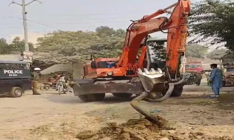 KE teams disconnected underground cables being used for illegal connections despite hostile conditions. KE teams disconnected underground cables being used for illegal connections despite hostile conditions.