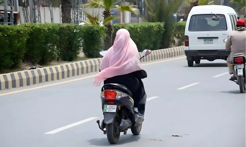 کراچی: لانڈھی میں موٹرسائیکل چلانے والی خاتون ٹریلر کی ٹکر سے جاں بحق