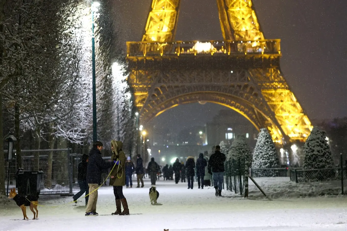 پیرس سے کشمیر تک برفباری