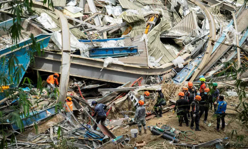 Workers conduct a rescue operation at the collapsed landfill in Binaliw, Cebu, Philippines. &ndash; Reuters