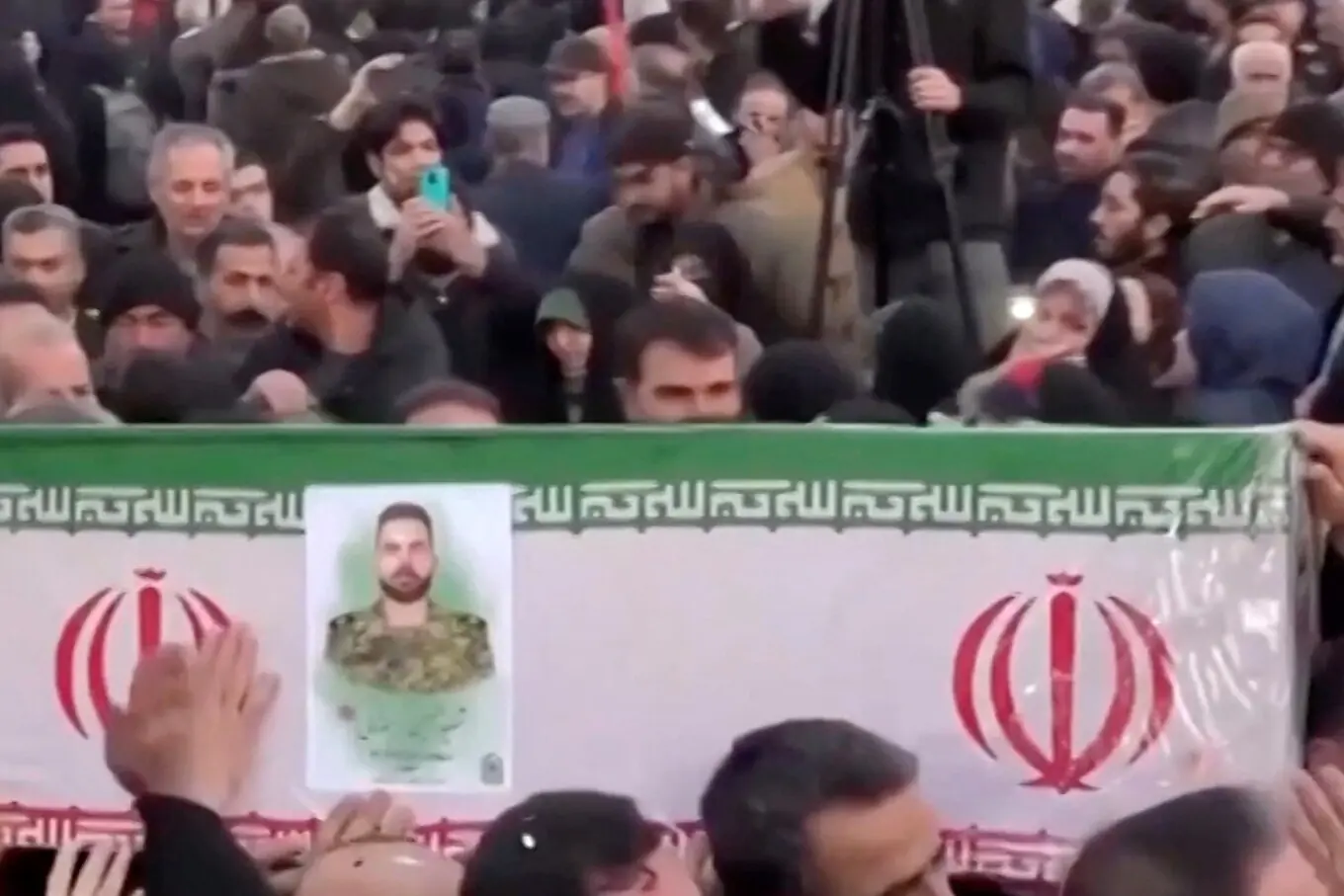 ایران میں احتجاج کے دوران جاں بحق سیکیورٹی اہلکاروں کی تدفین کا ایک منظر