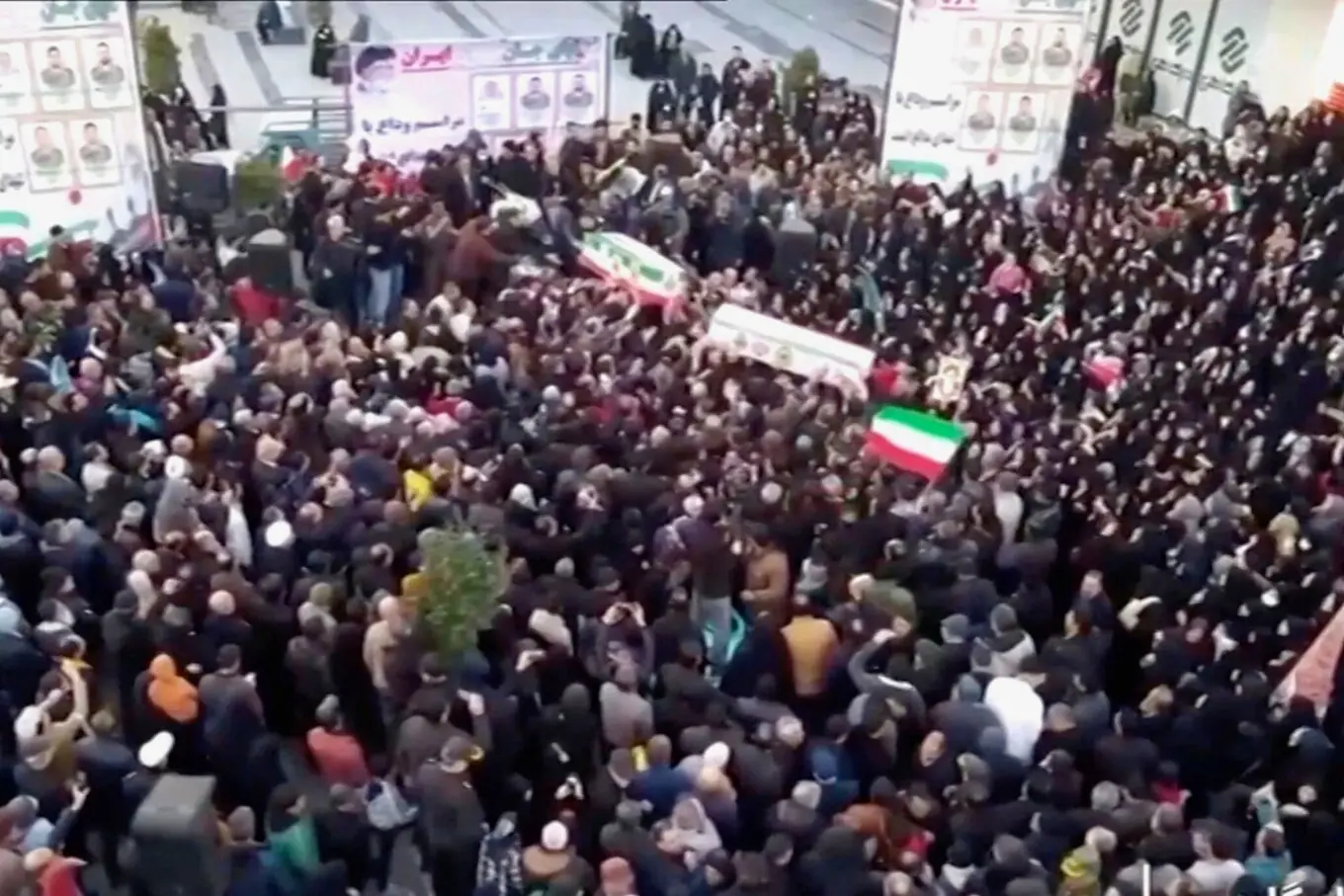 ایران میں احتجاج کے دوران جاں بحق سیکیورٹی اہلکاروں کی تدفین کا ایک منظر