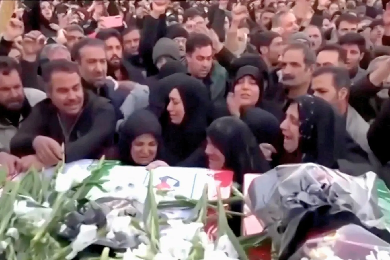 ایران میں احتجاج کے دوران جاں بحق سیکیورٹی اہلکاروں کی تدفین کا ایک منظر
