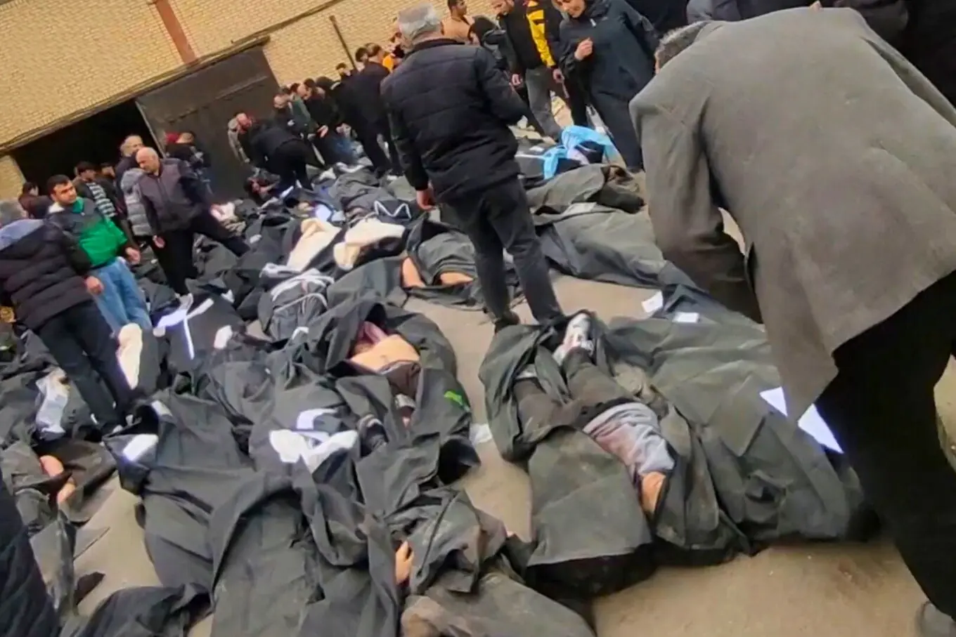 کاہریزک میڈیکل سینٹر کے باہر مظاہروں میں مارے گئے افراد کی لاشیں باڈی بیگز میں رکھی ہوئی ہیں