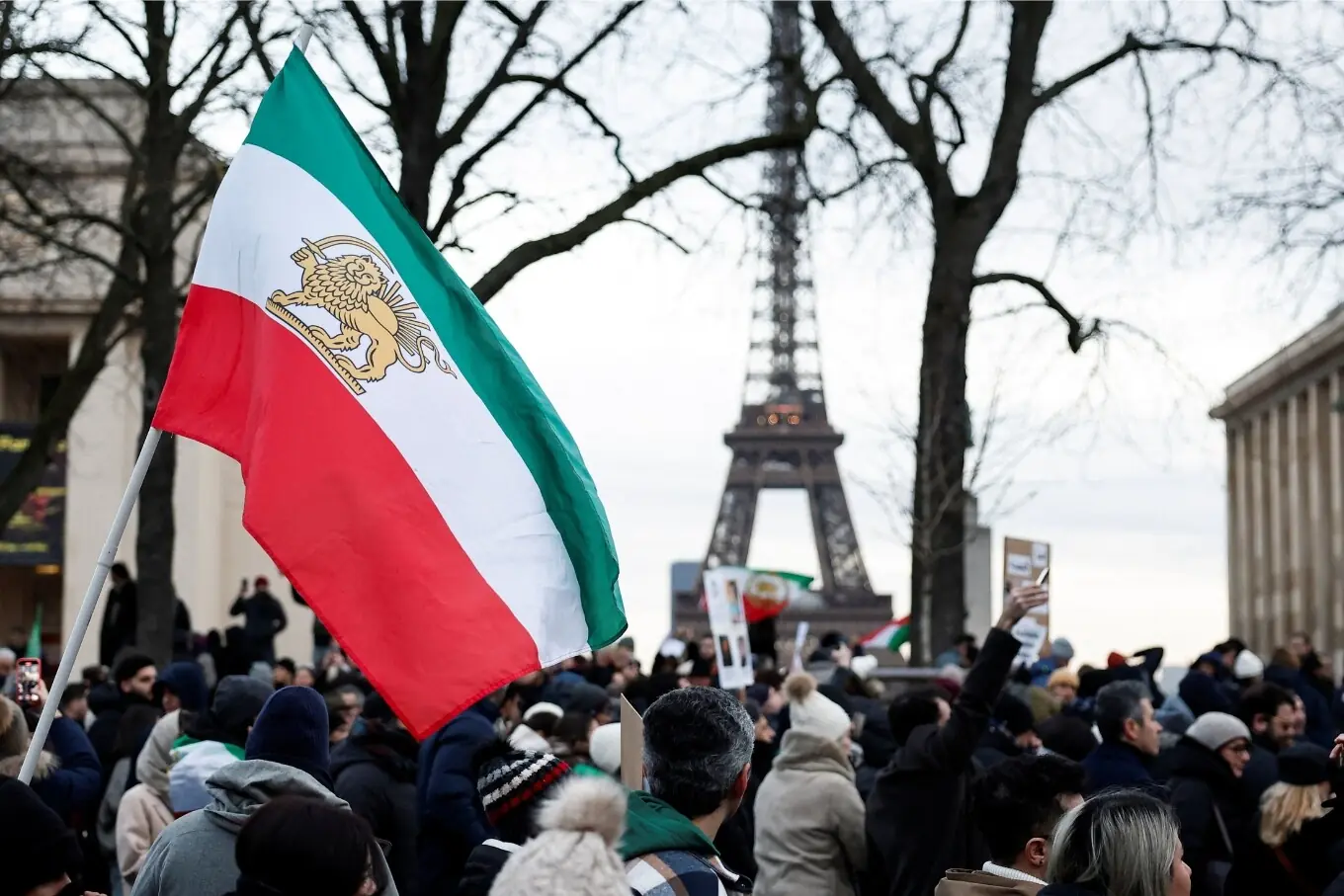 فرانس کے شہر پیرس میں ایران مخالف احتجاج کا ایک منظر