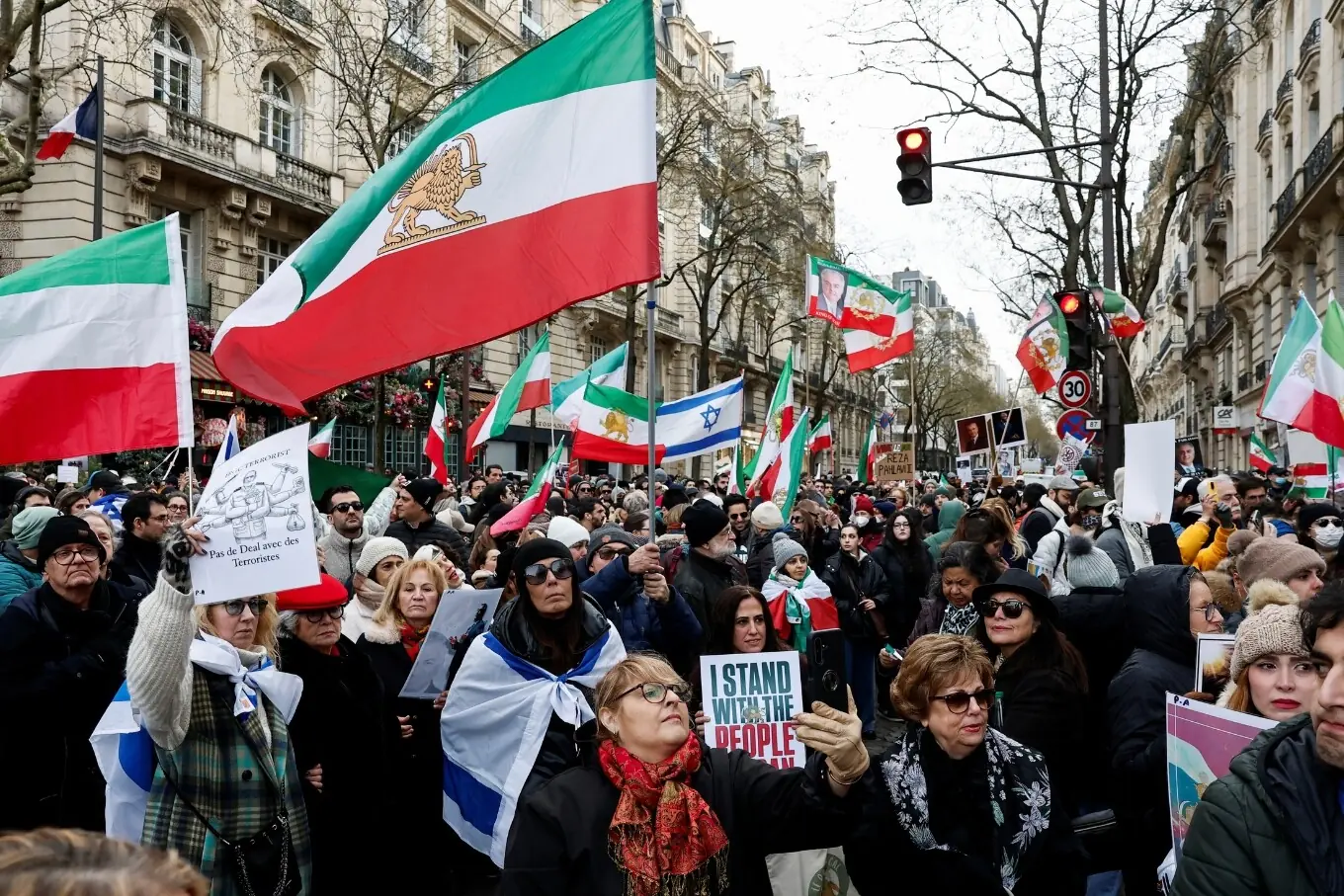 فرانس کے شہر پیرس میں ایران مخالف احتجاج کا ایک منظر