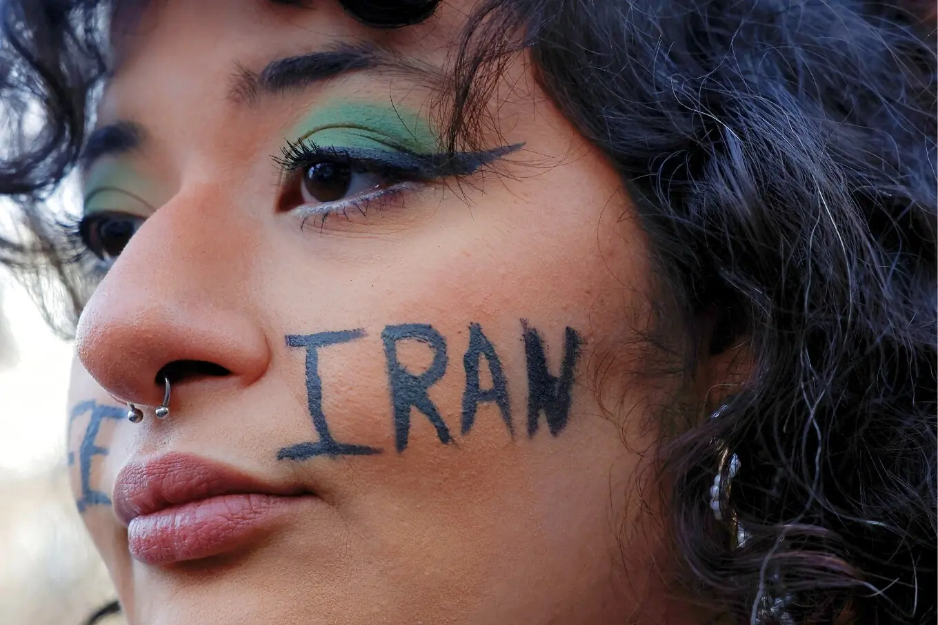 فرانس کے شہر پیرس میں ایران مخالف احتجاج کا ایک منظر