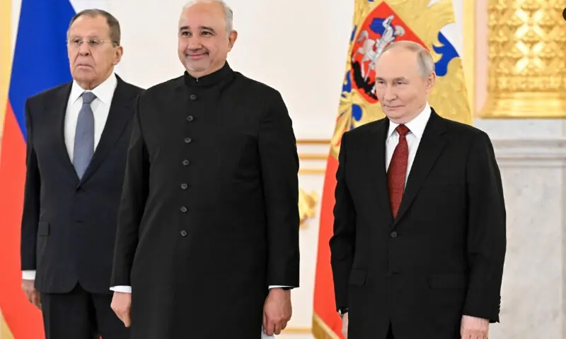 Pakistan&rsquo;s Ambassador to Russia Faisal Niaz Tirmizi (centre) along with Russian President Vladimir Putin (right), during a ceremony at Moscow&rsquo;s Grand Kremlin Palace, on January 15, 2026. &mdash; X/@RusEmbPakistan