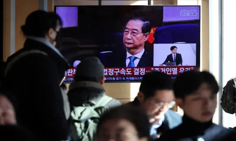 People watch a TV broadcasting a news report on a court ruling on charges against former PM Han Duck-soo. &ndash; Reuters