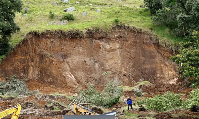 The portion of a cliff that gave way at the scene of a landslide triggered by heavy rains in Mount Maunganui, New Zealand. – Reuters The portion of a cliff that gave way at the scene of a landslide triggered by heavy rains in Mount Maunganui, New Zealand. – Reuters