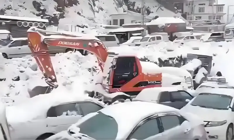 ملک میں شدید سردی کا ایک اور اسپیل انٹری دینے کو تیار، برفباری سے سڑکیں اور بجلی بند