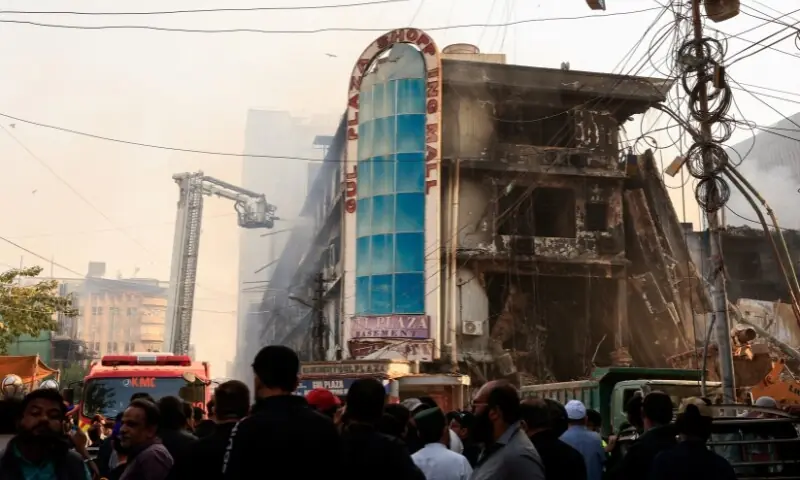 سانحہ گل پلازہ: ایک ہی خاندان کے 4 افراد کی شناخت مکمل، شناخت شدہ لاشوں کی تعداد 28 ہوگئی