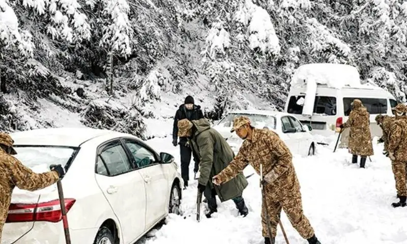 ایبٹ آباد میں پھنسے سیاح ریسکیو، محفوظ مقام پر منتقل، کئی سڑکیں بحال نہ ہوسکیں