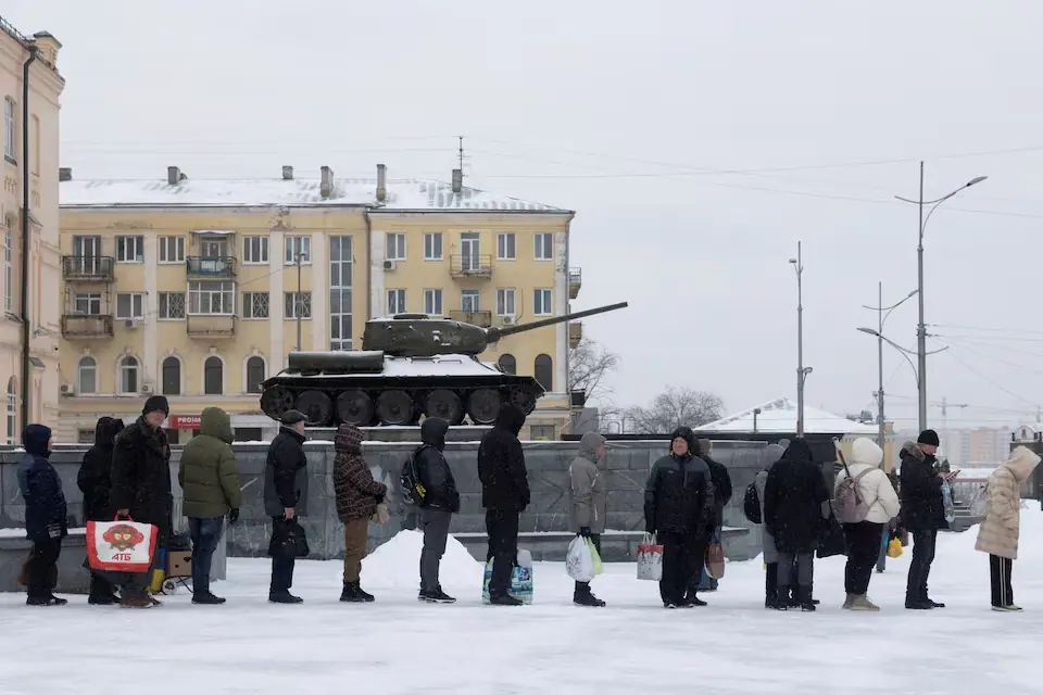 People line up at a bus stop during sub-zero temperatures, amid Russia&rsquo;s attack on Ukraine, in Kharkiv, Ukraine. &ndash; Reuters