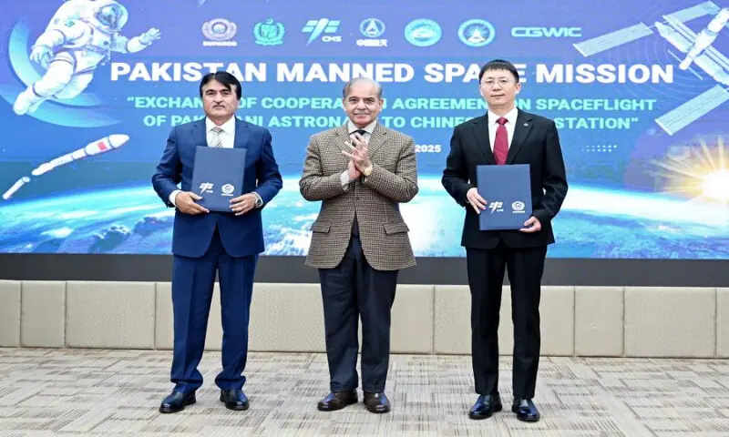 Muhammad Yousuf Khan (L), Suparco chairman and Lin Xiqiang (R), deputy director of the China Manned Space Engineering Office, pose for a photo with Prime Minister Shehbaz Sharif during the exchange of cooperation agreement on the spaceflight of Pakistani astronaut to the Chinese space station in Islamabad. Supplied photo