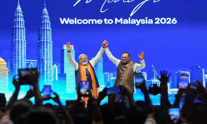 Indian leader Narendra Modi and Malaysian Prime Minister Anwar Ibrahim (right) attend an event on the outskirts of Kuala Lumpur. &ndash; Reuters