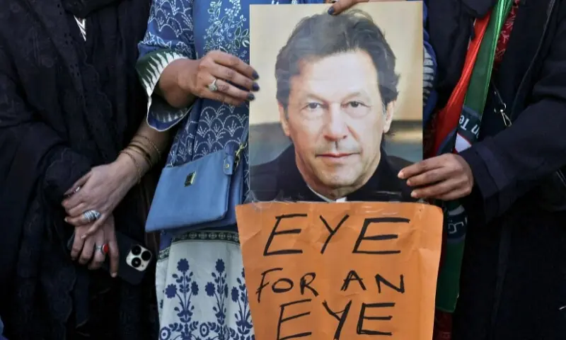 پی ٹی آئی کے اراکینِ اسمبلی کا رات سے پارلیمنٹ کے باہر دھرنا جاری