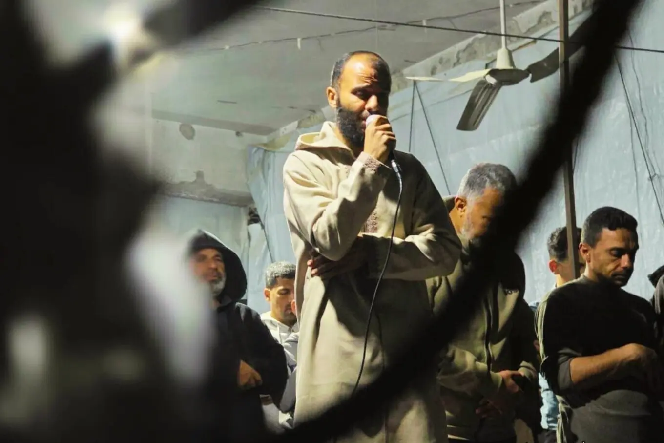 غزہ میں اسرائیلی بمباری سے شہید ہونے والی مسجد البانی کی جگہ پر قائم خیمے میں فلسطینی شہری نمازِ تراویح ادا کر رہے ہیں۔ (تصویر بشکریہ یاسر عدوان) غزہ میں اسرائیلی بمباری سے شہید ہونے والی مسجد البانی کی جگہ پر قائم خیمے میں فلسطینی شہری نمازِ تراویح ادا کر رہے ہیں۔ (تصویر بشکریہ یاسر عدوان)