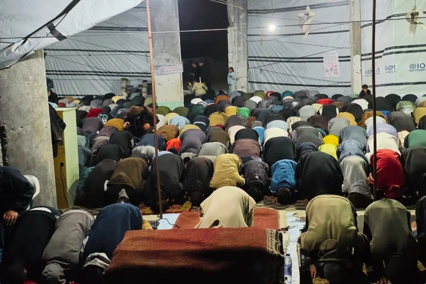 غزہ میں اسرائیلی بمباری سے شہید ہونے والی مسجد البانی کی جگہ پر قائم خیمے میں فلسطینی شہری نمازِ تراویح ادا کر رہے ہیں۔ (تصویر بشکریہ یاسر عدوان) غزہ میں اسرائیلی بمباری سے شہید ہونے والی مسجد البانی کی جگہ پر قائم خیمے میں فلسطینی شہری نمازِ تراویح ادا کر رہے ہیں۔ (تصویر بشکریہ یاسر عدوان)