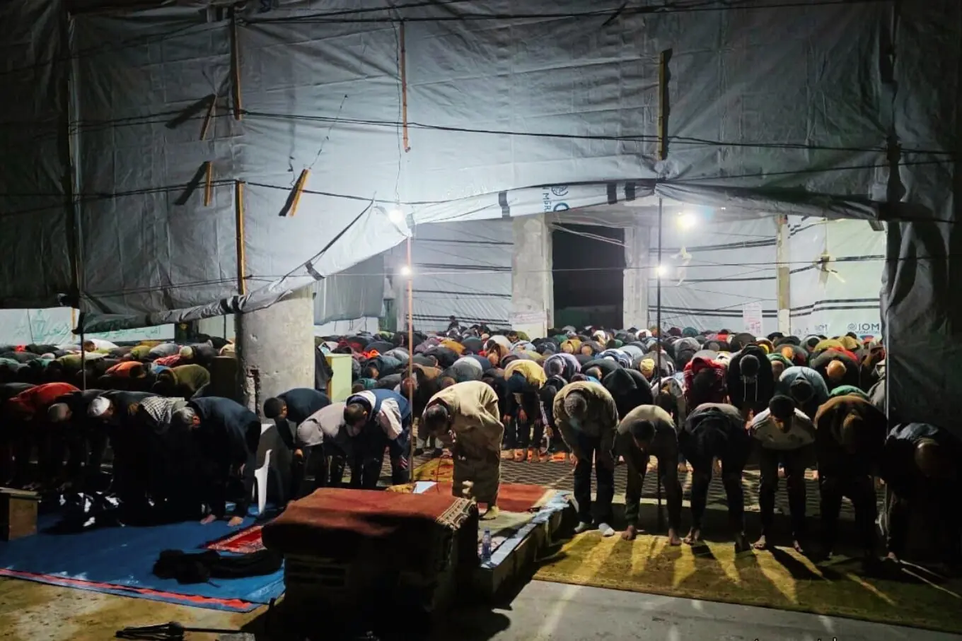 غزہ میں اسرائیلی بمباری سے شہید ہونے والی مسجد البانی کی جگہ پر قائم خیمے میں فلسطینی شہری نمازِ تراویح ادا کر رہے ہیں۔ (تصویر بشکریہ یاسر عدوان) غزہ میں اسرائیلی بمباری سے شہید ہونے والی مسجد البانی کی جگہ پر قائم خیمے میں فلسطینی شہری نمازِ تراویح ادا کر رہے ہیں۔ (تصویر بشکریہ یاسر عدوان)