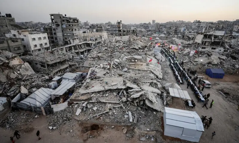 فلاحی تنظیموں کی جانب سے غزہ میں سجایا گیا افطار دسترخوان