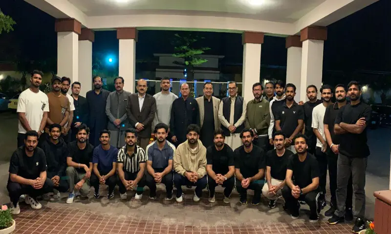 Ad-hoc president of the PHF, Mohiuddin Wani, met the national team players. Screengrab/Aaj TV