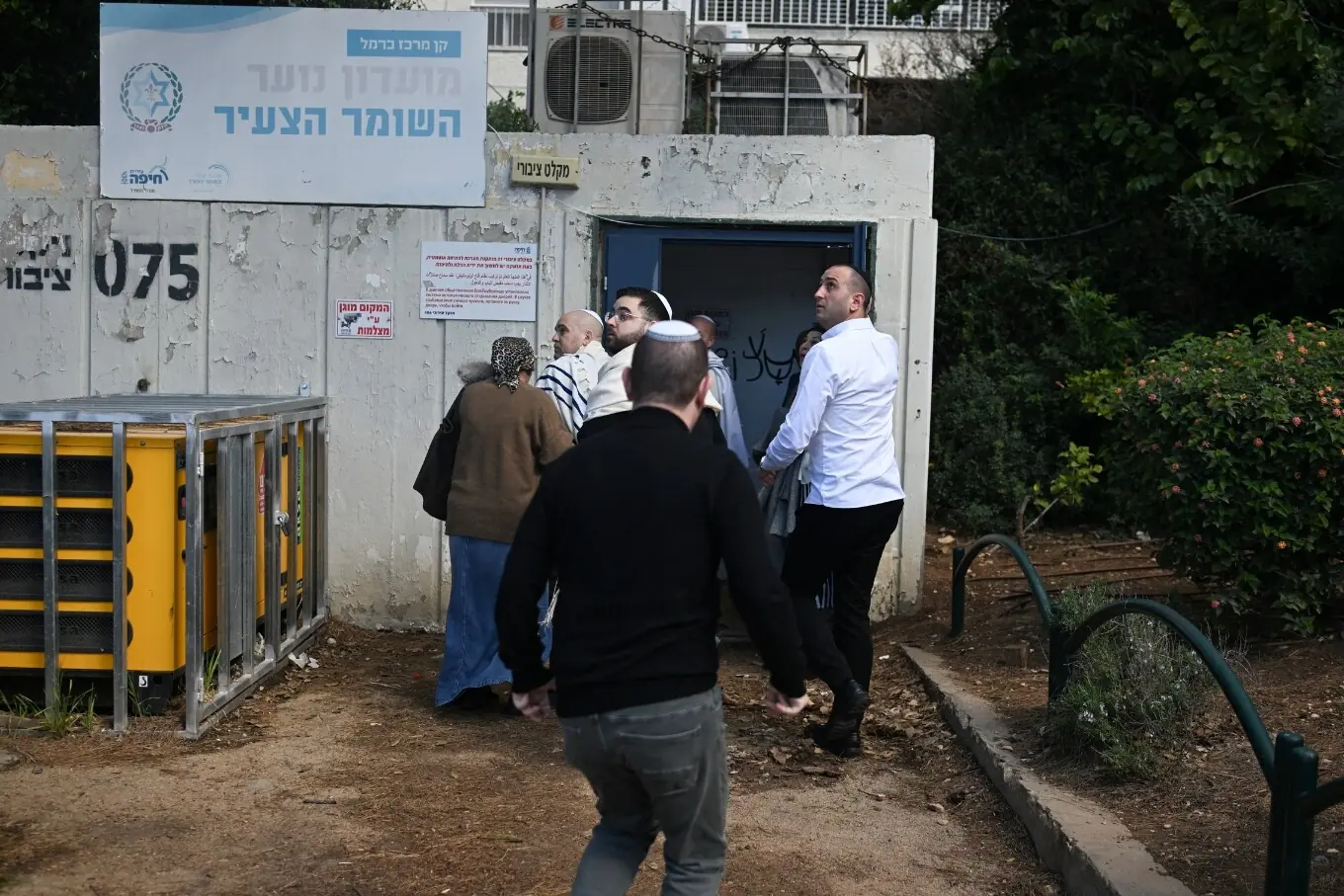 ایران سے داغے گئے میزائلوں کی اطلاع کے بعد حیفا میں اسرائیلی شہری زیرِ زمین پناہ گاہ میں داخل ہو رہے ہیں