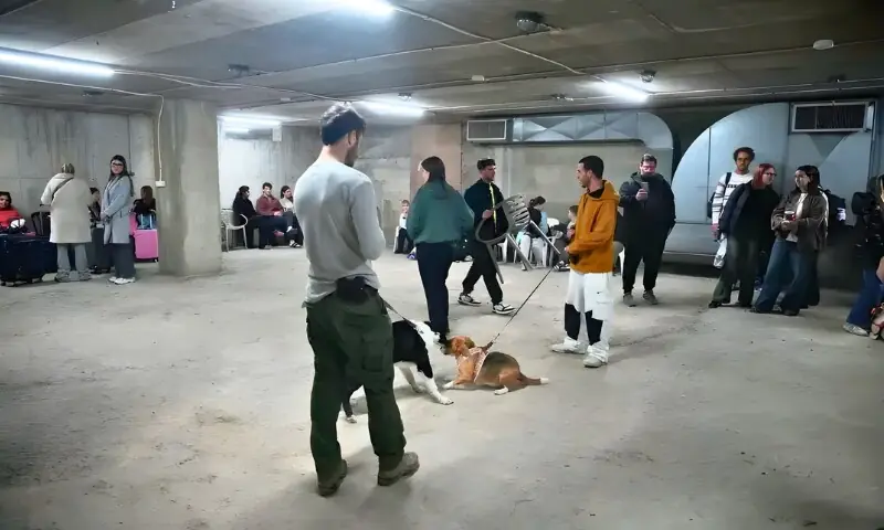 اسرائیلی عوام شیلٹرز میں پناہ لیے ہوئے ہیں