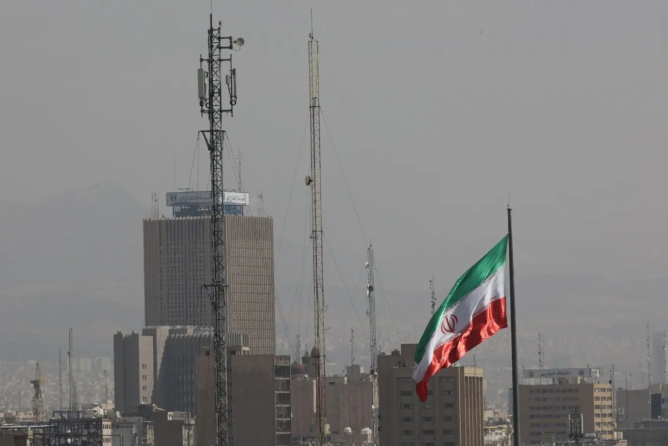 ایران پر اسرائیل اور امریکا کی جانب سے حملوں کے بعد تہران، ایران میں ایرانی پرچم لہرا رہا ہے۔