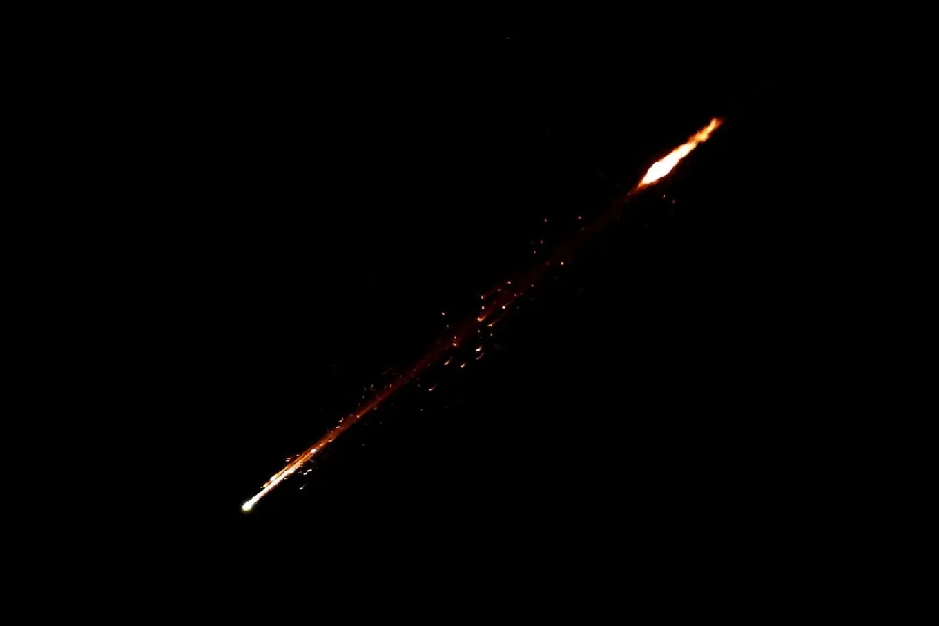 ہیبرون (مغربی کنارہ) سے دیکھا گیا ایرانی میزائل جو اسرائیل کی جانب داغا گیا ہے۔ ہیبرون (مغربی کنارہ) سے دیکھا گیا ایرانی میزائل جو اسرائیل کی جانب داغا گیا ہے۔