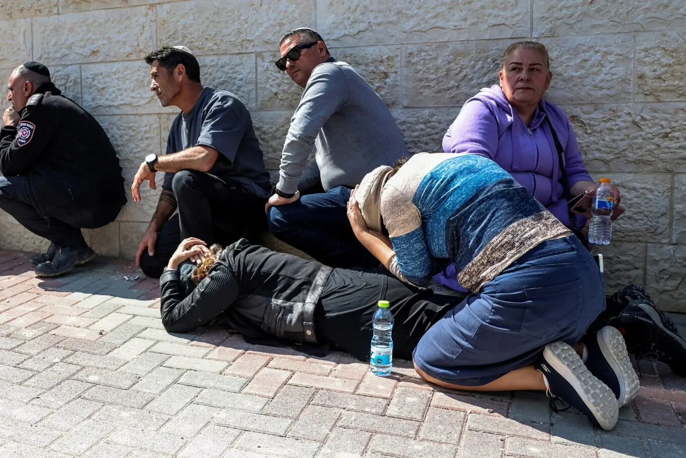 شیمیس (اسرائیل) میں سائرن بجنے کے بعد لوگ اپنا بچاؤ کرتے ہوئے۔ شیمیس (اسرائیل) میں سائرن بجنے کے بعد لوگ اپنا بچاؤ کرتے ہوئے۔