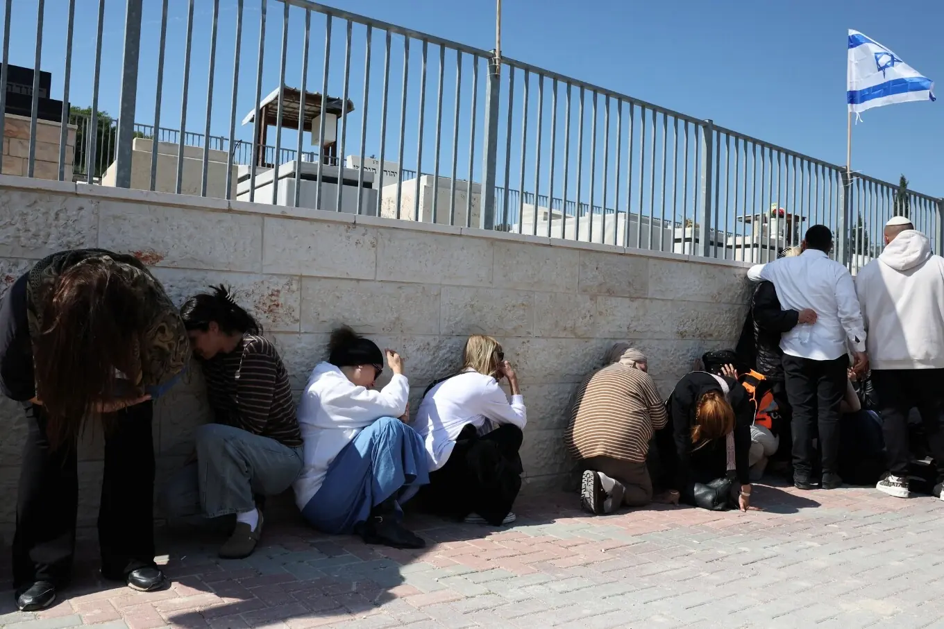 اسرائیل: سائرن کی آواز پر شہری اپنا بچاؤ کرتے ہوئے۔ اسرائیل: سائرن کی آواز پر شہری اپنا بچاؤ کرتے ہوئے۔