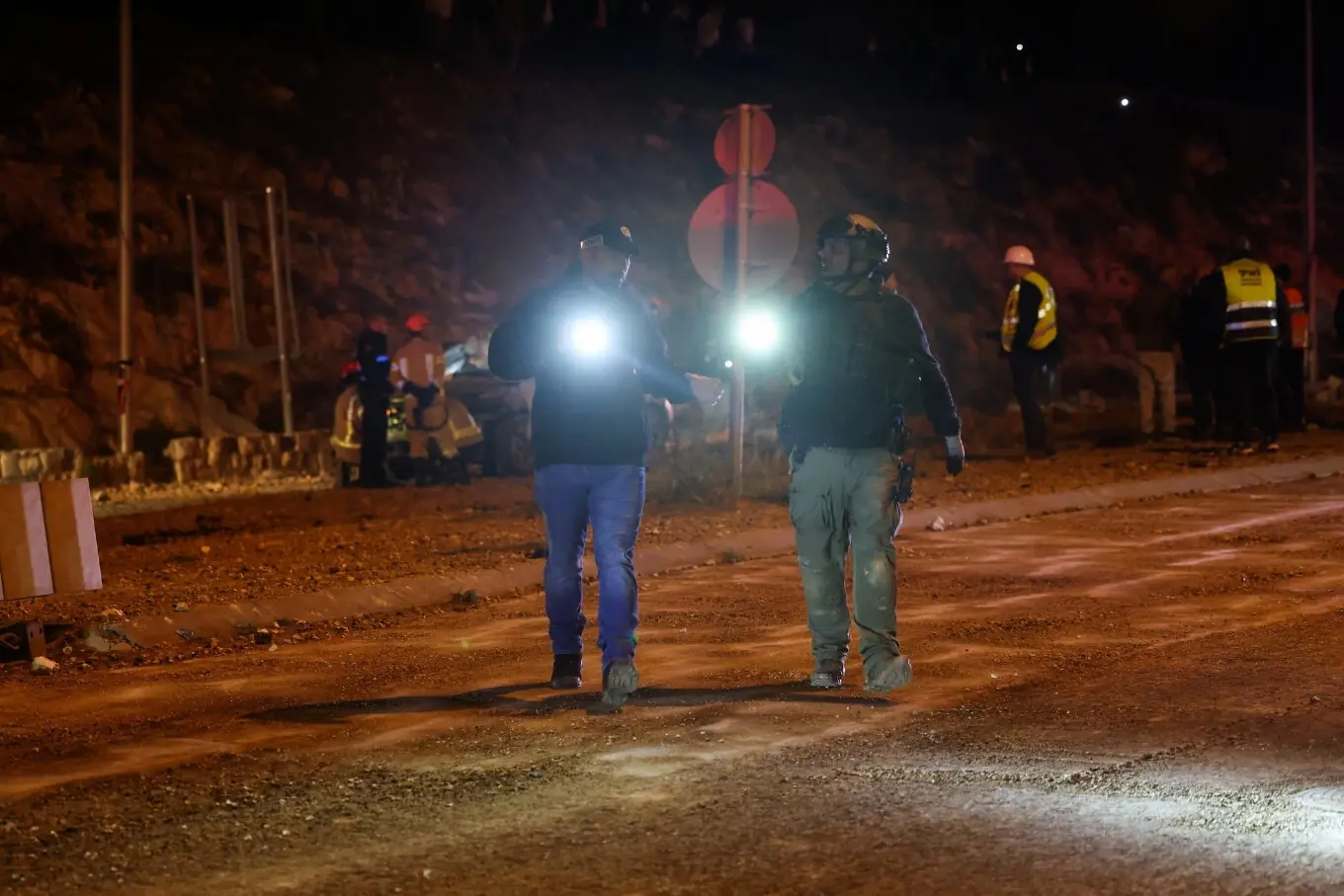 ایرانی میزائل حملے کے بعد یروشلم میں امدادی ٹیمیں کام کر رہی ہیں۔ ایرانی میزائل حملے کے بعد یروشلم میں امدادی ٹیمیں کام کر رہی ہیں۔