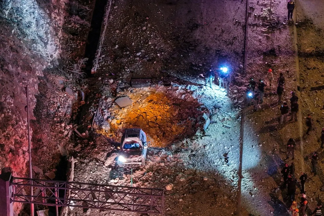 یروشلم میں ایرانی میزائل حملے کے بعد اسرائیلی ایمرجنسی اہلکار سڑک پر امدادی کارروائی کر رہے ہیں۔ یروشلم میں ایرانی میزائل حملے کے بعد اسرائیلی ایمرجنسی اہلکار سڑک پر امدادی کارروائی کر رہے ہیں۔